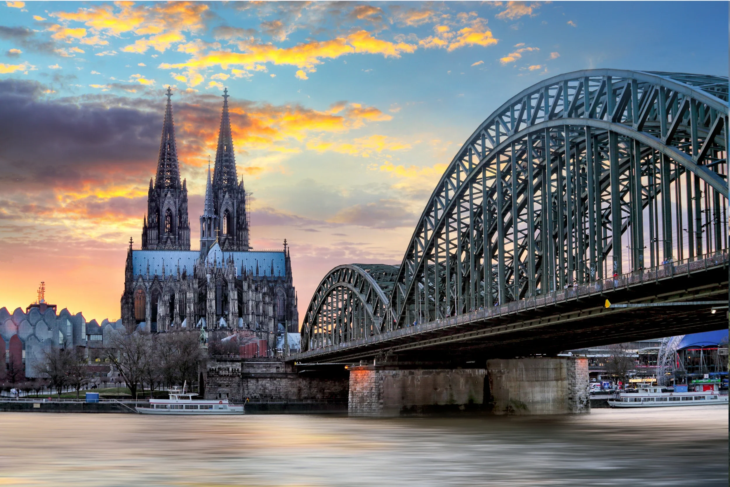 Kölner Dom und der Rhein bei Sonnenuntergang