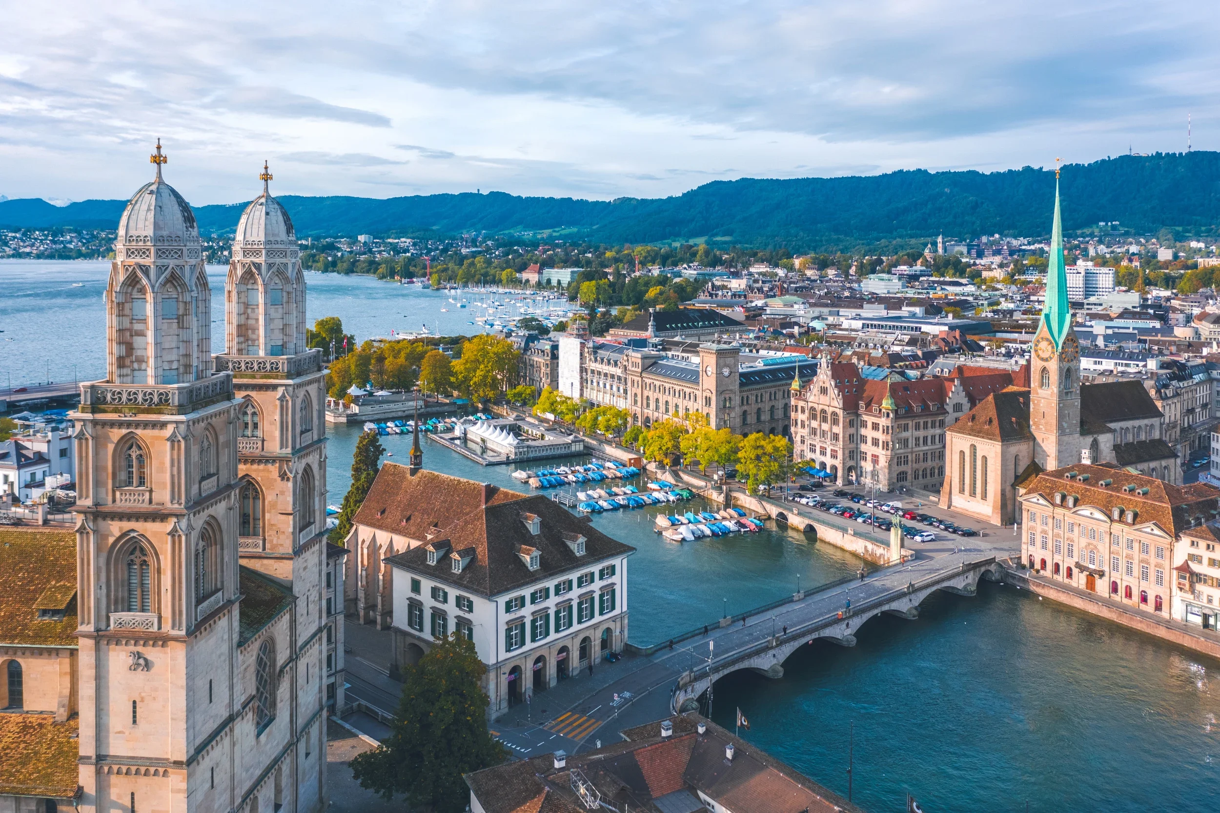 Zürcher Kirche mit Zürichsee