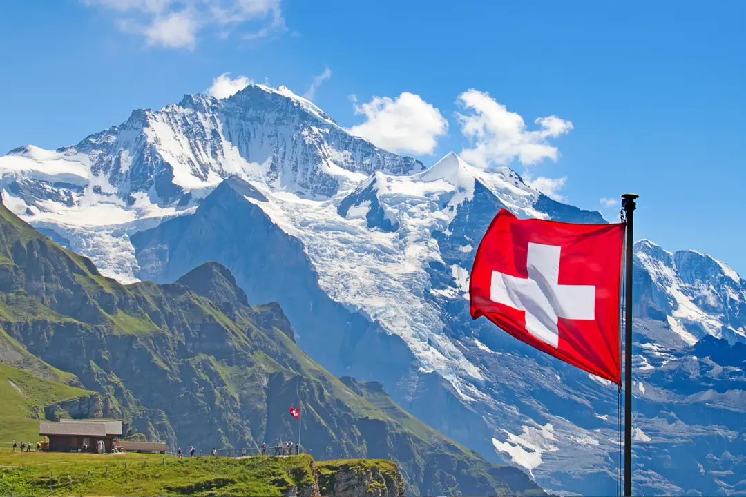Schweizer Fahne vor traumhafter Bergkulisse