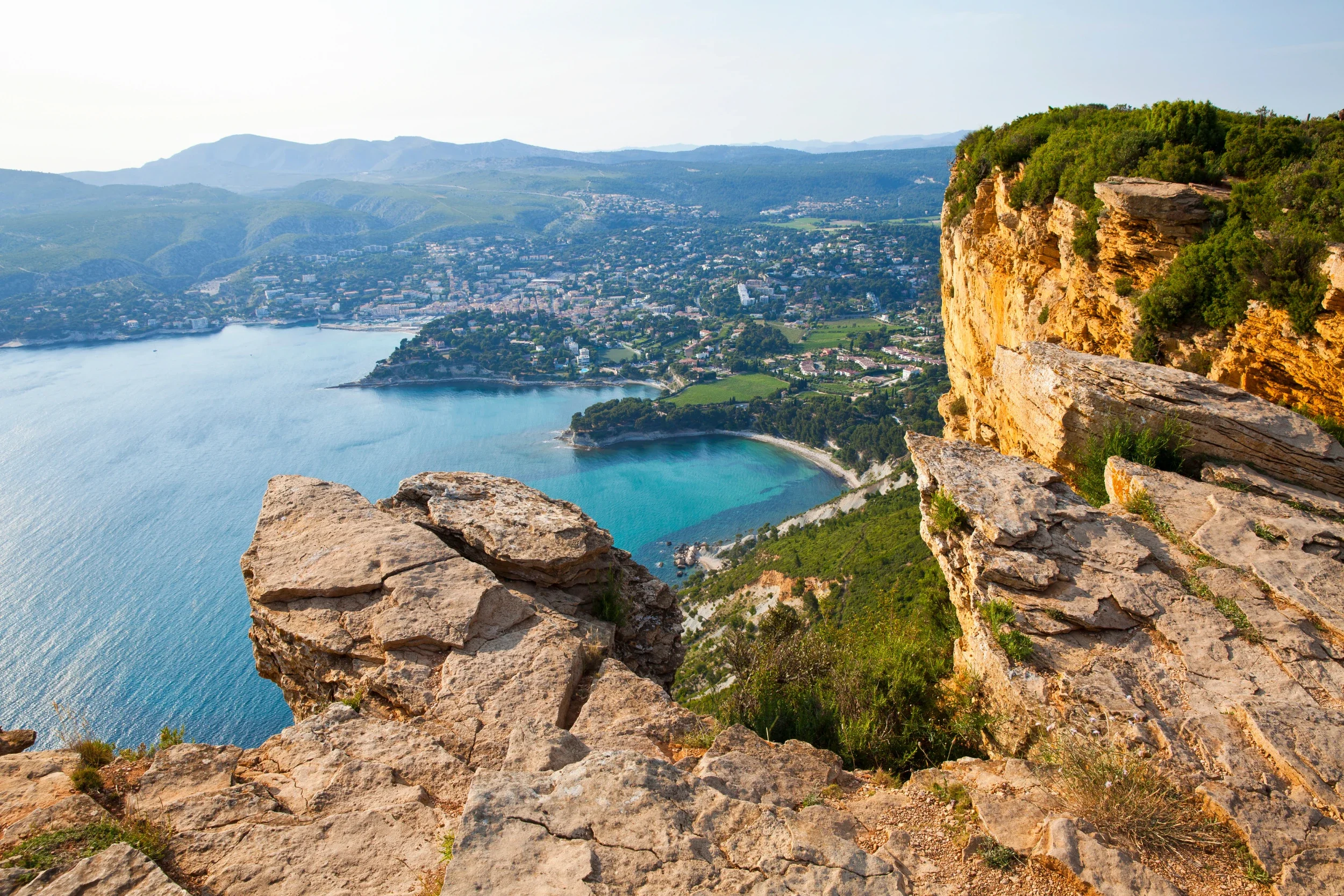 Berg in Frankreich mit See