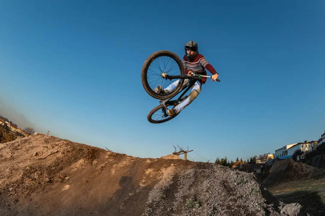 Mountainbiker springt in Frankreich mit dem MTB