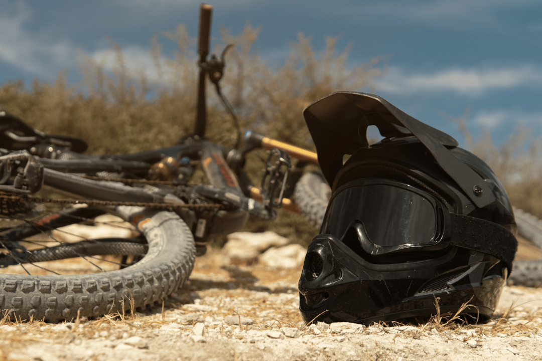 MTB Helm mit Mountainbike